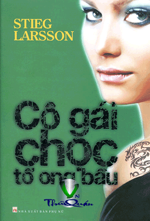 Cô gái chọc tổ ong bầu