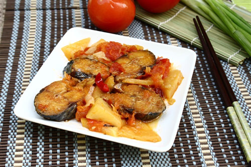 Cá Nục Sốt Cà Chua Và Dứa                                                                                                                             