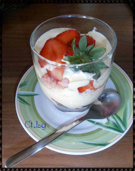 Tiramisu Dâu Tây Và Biscuits Roses                                                                                                                    