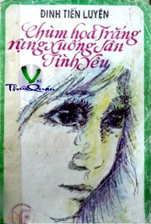 Chùm hoa trắng rụng xuống sân tình yêu