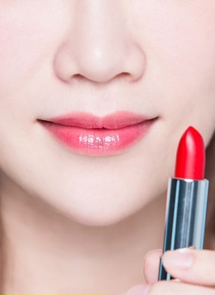Người Đàn Bà Tô Son