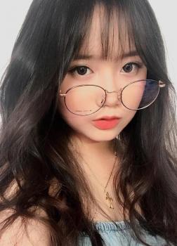 Ê, Nhóc Cận, Em Chọn Ai