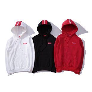 3 Là dạng áo khoác có mũ hoặc áo hoodie