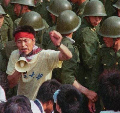 20 tháng 5: quân lính nhận lệnh không được sử dụng bạo lực. Họ cần tranh thủ lòng tin của người dân bằng cách đó. Nhưng người dân thường chận quân đội lại và ngăn cản không cho họ tiến vào trung tâm thành phố. Ảnh: GEO Epoche.